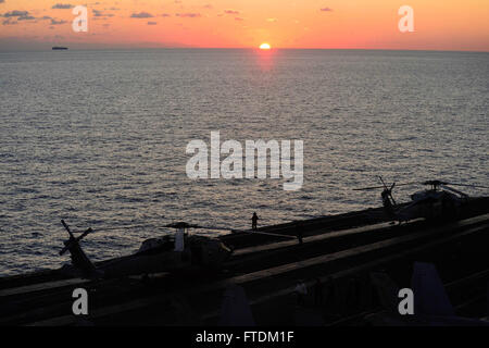 Mare Mediterraneo (ott. 22, 2013) La portaerei USS Nimitz opera nel Mare Mediterraneo al tramonto. Nimitz è implementato il supporto le operazioni di sicurezza marittima e di teatro la cooperazione in materia di sicurezza gli sforzi negli Stati Uniti Sesta flotta area di responsabilità. (U.S. Foto di Marina di Massa Specialista comunicazione marinaio Derek A. Harkins/rilasciato) Foto Stock