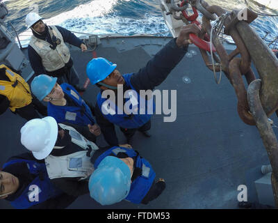 160207-N-FP878-450 mare mediterraneo (feb. 7, 2016) Boatswain compagno del 3° di classe Luis Dicent da Newark, New Jersey controlla il surf gancio durante un rifornimento in mare a bordo della USS Carney (DDG 64) Febbraio 7, 2016. Carney, un Arleigh Burke-class guidato-missile distruttore, distribuito a Rota, Spagna, sta conducendo una pattuglia di routine in U. S. sesta flotta area di operazioni a sostegno degli Stati Uniti per gli interessi di sicurezza nazionali in Europa. (U.S. Foto di Marina di Massa lo specialista di comunicazione 1a classe Theron J. Godbold/rilasciato) Foto Stock