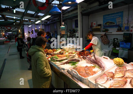 Donna vendita di pesce fresco e frutti di mare nel mercato del pesce , Vigo , Galizia , Spagna Foto Stock