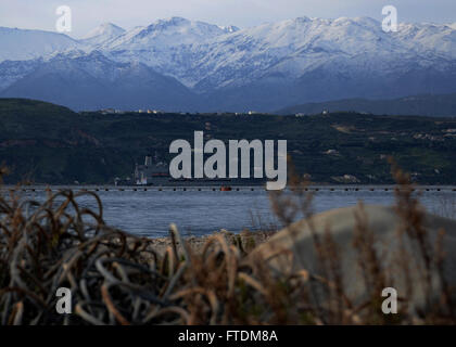 160210-N-IL474-076 SOUDA BAY, Grecia (Feb 10, 2016) Il Sealift militare il comando della flotta oliatore di rifornimento USNS Patuxent (T-AO-201) arriva in Souda Bay per una porta programmata visita il 10 febbraio, 2016. Patuxent, un Henry J. Kaiser-classe di rifornimento della flotta oliatore, è distribuita negli Stati Uniti Sesta flotta area di operazioni a sostegno degli interessi di sicurezza nazionali in Europa e in Africa. (U.S. Foto della marina da Heather Judkins/rilasciato) Foto Stock