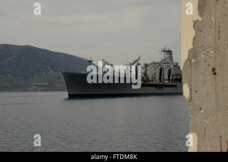 La USNS Patuxent (T-AO-201), un lubrificatore di rifornimento della flotta della classe Henry J. Kaiser, arriva a Souda Bay, in Grecia, per una visita portuale programmata il 10 febbraio 2016. La nave supporta le operazioni della Marina degli Stati Uniti in Europa e Africa fornendo carburante e rifornimenti alle navi della Marina. Foto Stock