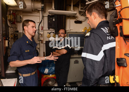 131022-N-TW634-001: Mare Mediterraneo (ott. 22, 2013) - Lt. La Cmdr. Jonathan Savage dà marinai francesi un tour di un armadietto di riparazione a bordo della portaerei USS Nimitz CVN (68). Nimitz è implementato il supporto le operazioni di sicurezza marittima e di teatro la cooperazione in materia di sicurezza gli sforzi negli Stati Uniti Sesta flotta area di operazioni. (U.S. Foto di Marina di Massa Specialista comunicazione marinaio Derek A. Harkins/ rilasciato) Foto Stock