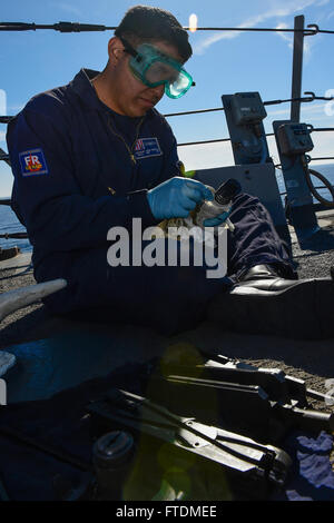 160216-N-FP878-020 mare mediterraneo (feb. 16, 2016) da bombardieri mate 1. Classe Jesse Gonzalez da San Bernardino, in California, pulisce un 0,50 Caliber machine gun a bordo della USS Carney (DDG 64) Febbraio 16, 2016. Carney, un Arleigh Burke-class guidato-missile distruttore, distribuito a Rota, Spagna, sta conducendo una pattuglia di routine in U. S. sesta flotta area di operazioni a sostegno degli Stati Uniti per gli interessi di sicurezza nazionali in Europa. (U.S. Foto di Marina di Massa lo specialista di comunicazione 1a classe Theron J. Godbold/rilasciato) Foto Stock