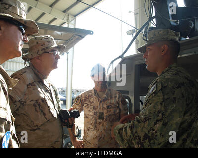 Engineman di seconda classe Fidel Lopez fornisce un briefing su una pattuglia di 34 piedi ai leader senior arruolati a Camp Lemonnier, Gibuti. La sesta flotta statunitense conduce una vasta gamma di operazioni navali a sostegno della sicurezza e della stabilità in Europa e Africa, spesso collaborando con alleati e partner. Foto Stock