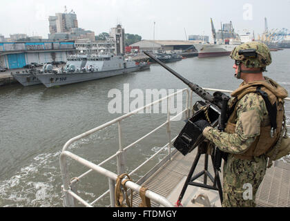 160219-N-QF605-060 Douala Camerun (feb. 19, 2016) Master-at-Arms di terza classe Travis alci, da Hazleton, Pennsylvania, sorge guardare come un membro della sicurezza imbarcato come squadra USNS Spearhead (T-EPF 1) tira in Douala Camerun, febbraio 19, 2016. I militari di comando Sealift expeditionary trasporto veloce nave USNS Spearhead è su una distribuzione programmata per gli Stati Uniti Sesta flotta area di operazioni a sostegno della collaborazione internazionali di costruzione di capacità del programma di Partenariato Africa stazione. (U.S. Foto di Marina di Massa lo specialista di comunicazione 1a classe Amanda Dunford/rilasciato) Foto Stock