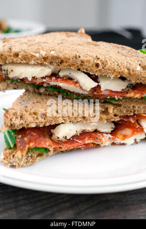 Salame e formaggio di pecora con sandwich di pane integrale. Foto Stock