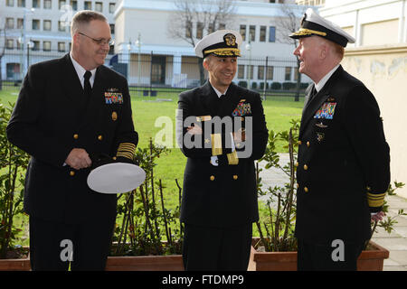 160226-N-OX801-008 navale attività di supporto a Napoli Italia (feb. 26, 2016) il comandante, U.S. Sesta flotta, Vice Adm. James Foggo III, destra, parla con gli Stati Uniti Forze Navali Capo Europa-africa del personale, posteriore Adm. Cathal O'Connor, centro e U.S. 6 Comando della Flotta Master Chief Charles Collins a U.S. 6 la sede della flotta, Feb 26, 2016. I dirigenti senior dalle forze marittime nella regione del Mar Nero si sono incontrati a Napoli per il primo Mar Nero La sicurezza marittima Simposio ospitato dal comandante, U.S. Forze Navali Europa Feb. 25-26, 2016. Lo scopo del simposio è quello di migliorare la cooperazione regionale da s Foto Stock