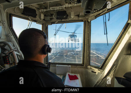 131023-N-NU634-068: Mare Mediterraneo (ott. 23, 2013) - Lt.j.g. Shaun McGahan orologi come una SH-60R Seahawk si prepara ad atterrare sul ponte di volo a bordo del Arleigh Burke-class missile destroyer USS gravemente (DDG 107). Gravemente, homeported a Norfolk, Virginia, è su una distribuzione programmata sostenere le operazioni di sicurezza marittima e di teatro la cooperazione in materia di sicurezza gli sforzi nella sesta flotta area di operazioni. (U.S. Foto di Marina di Massa lo specialista di comunicazione di terza classe Darien G. Kenney/rilasciato) Foto Stock