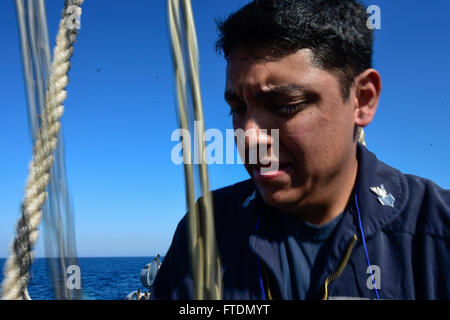 160301-N-FP878-011 MARE MEDITERRANEO (1 marzo 2016) da bombardieri mate 1. Classe Jesse Gonzalez, da San Bernardino, in California, paranchi un siluro durante la manutenzione regolare a bordo della USS Carney (DDG 64) 1 marzo 2016. Carney, un Arleigh Burke-class guidato-missile distruttore, distribuito a Rota, Spagna, sta conducendo una pattuglia di routine in U. S. sesta flotta area di operazioni a sostegno degli Stati Uniti per gli interessi di sicurezza nazionali in Europa. (U.S. Foto di Marina di Massa lo specialista di comunicazione 1a classe Theron J. Godbold/rilasciato) Foto Stock