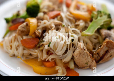 Pollo fritto Tagliatelle con verdure broccoli, cavolo, paprica e carote. Foto Stock