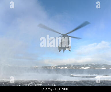 160308-N-AH771-075 NAMSOS fiordo, Norvegia (8 marzo 2016) olandese un elicottero NH90 si prepara ad atterrare sul ponte di volo a bordo del Whidbey Island-class dock landing ship USS Fort McHenry (LSD 43). Fort McHenry partecipa attualmente in esercizio di risposta a freddo 2016 che è una biennale Norwegian invitational prove che le forze armate di' la capacità di operare a temperature molto basse. (U.S. Foto di Marina di Massa Specialista comunicazione marinaio apprendista Daniel C. Coxwest/rilasciato) Foto Stock