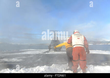 160308-N-AH771-098 NAMSOS fiordo, Norvegia (8 marzo 2016) Boatswain compagno del marinaio Vridiana Miranda, un marinaio a bordo del Whidbey Island-class dock landing ship USS Fort McHenry (LSD 43) dirige un olandese elicottero NH90 per atterrare sulla nave del ponte di volo. Fort McHenry partecipa attualmente in esercizio di risposta a freddo 2016 che è una biennale Norwegian invitational prove che le forze armate di' la capacità di operare a temperature molto basse. (U.S. Foto di Marina di Massa Specialista comunicazione marinaio apprendista Daniel C. Coxwest/rilasciato) Foto Stock