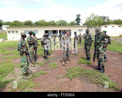 Cpl. Tyler Furman (centro), un fante con la cooperazione in materia di sicurezza Team- 1, prepara i membri del senegalese aziende de Fusilier Marine Commando, o COFUMACO, per una rivista di ricaricare la concorrenza a Toubacouta, Senegal, Agosto 28, 2014. Il concorso era parte di un giunto di innesto di formazione tra Stati Uniti Marines, Coast Guard e il COFUMACO. (Foto di cortesia dal Lance Cpl. Jonathan Neumann) Foto Stock