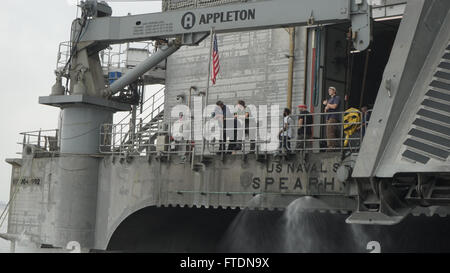 L'immagine mostra la punta di lancia USNS, una nave da trasporto veloce di spedizione, che si prepara a partire dal porto di Douala, Camerun. Questo evento faceva parte dell'esercitazione Obangame/Saharan Express 2016, volta a migliorare la sicurezza marittima nel Golfo di Guinea. Foto Stock
