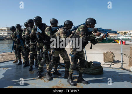 160315-N-ZE250-030 DAKAR, Senegal (marzo15, 2016) senegalesi marinai della marina militare condotta visita, scheda, la ricerca e il sequestro della formazione a bordo del senegalese nave navali PHM Njambuur durante Obangame/sahariana 2016 Express (OESE16) di Dakar in Senegal il 15 marzo 2016. OESE16, uno dei tre African Regional Express series esercizi facilitata dalla U.S. Forze Navali/Europa-africa U.S. Sesta flotta, mira a rafforzare la cooperazione regionale, dominio marittimo la sensibilizzazione, la condivisione di informazioni pratiche e migliorare l'interoperabilità tra le forze che partecipano al fine di migliorare la sicurezza marittima e la stabilità economica regionale Foto Stock