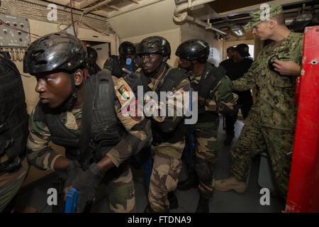 160315-N-ZE250-049 DAKAR, Senegal (marzo15, 2016) DEGLI STATI UNITI Navy e senegalesi marinai della marina militare condotta visita, scheda, la ricerca e il sequestro della formazione a bordo del senegalese nave navali PHM Njambuur durante Obangame/sahariana 2016 Express (OESE16) di Dakar in Senegal il 15 marzo 2016. OESE16, uno dei tre African Regional Express series esercizi facilitata dalla U.S. Forze Navali/Europa-africa U.S. Sesta flotta, mira a rafforzare la cooperazione regionale, dominio marittimo la sensibilizzazione, la condivisione di informazioni pratiche e migliorare l'interoperabilità tra le forze che partecipano al fine di migliorare la sicurezza marittima e regionali di econ Foto Stock