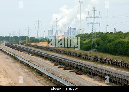 BRD, Deutschland, NRW, Rhein-Kreis Neuss, Braunkohletagebau Garzweiler, im Hintergrund das Kohlekraftwerk Neurath Foto Stock