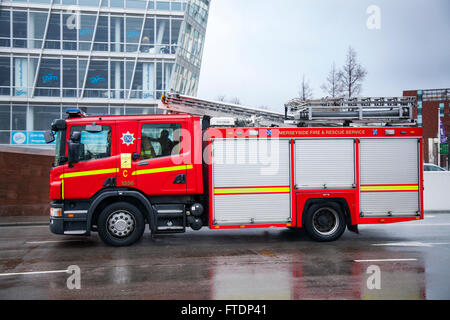 Merseyside Fire & Rescue, fuoco, camion, veicolo cancelleria di emergenza, soccorso, auto, pompiere, sicurezza, motore, rosso, camion dei vigili del fuoco, trasporto, attrezzatura, trasporto, pompieri, Pericolo, reparto, servizio, camion dei fuochi d'artificio che risponde ad un'emergenza sullo Strand, Liverpool, Regno Unito Foto Stock