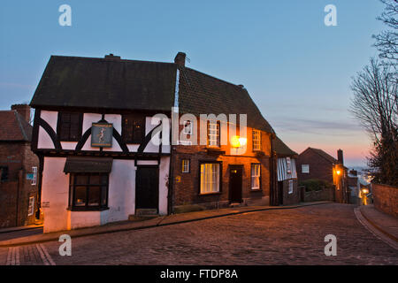 Twilight immagine guardando giù Michaelgate, dalla ripida collina, Lincoln, Lincolnshire, Regno Unito Foto Stock