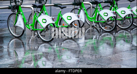 Cyclescheme City Bike public Hire, cycle to work transport scheme; noleggio biciclette stazioni di aggancio elettroniche per biciclette in città a Liverpool, Inghilterra Regno Unito. Foto Stock