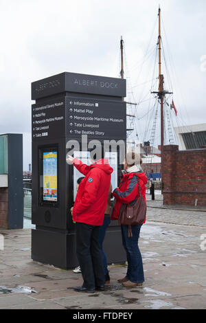 Informazioni turistiche fingerpost indicazioni e mappe di attrazioni in Liverpool, Merseyside, Regno Unito Foto Stock