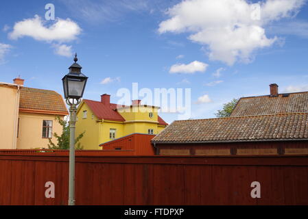 Coloratissima Strada nella vecchia Linköping, Svezia Foto Stock