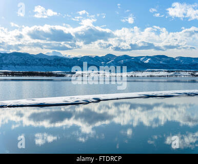 Spring Mountain Lake - Molla vista di un lago di montagna dopo una tempesta di neve. Foto Stock