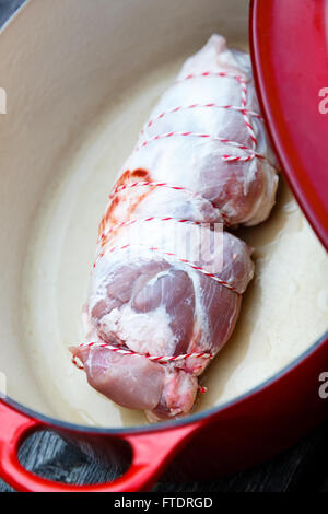 Carne di agnello gamba arrotolato in una pentola Foto Stock