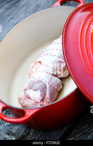 Carne di agnello gamba arrotolato in una pentola Foto Stock