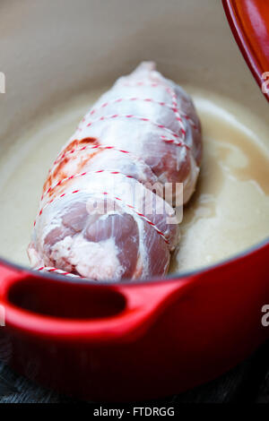 Carne di agnello gamba arrotolato in una pentola Foto Stock