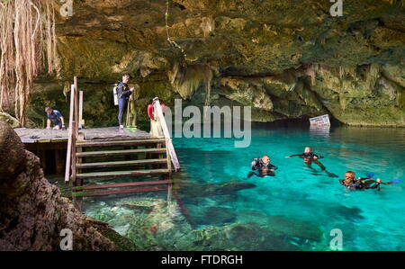 Yucatan, Messico - Divers in due occhi Cenote, Cénote Dos Ojos Foto Stock