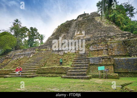 Tempio di alta (il più alto tempio a Lamanai), Ancien rovine Maya, Lamanai, Belize Foto Stock