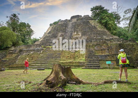 Tempio di alta (il più alto tempio a Lamanai), Ancien rovine Maya, Lamanai, Belize Foto Stock