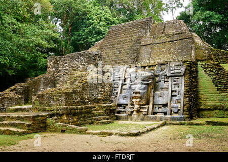 Tempio di maschera, le antiche rovine Maya, Lamanai, Belize Foto Stock