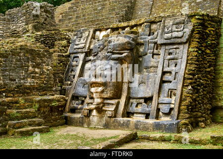 Tempio di maschera, le antiche rovine Maya, Lamanai, Belize Foto Stock