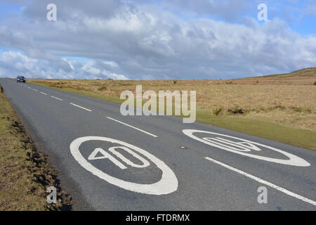 40mph velocità limite contrassegnato sulla strada in paint, maiale Hill, Parco Nazionale di Dartmoor, Devon, Inghilterra Foto Stock