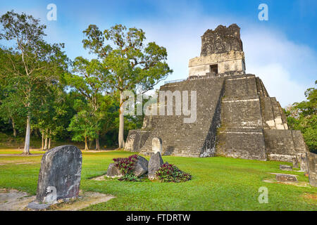 Tempio delle Maschere, El Petén, Grand Plaza, il Parco Nazionale di Tikal, Yucatan, Guatemala Foto Stock