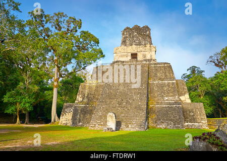 Tempio delle Maschere, rovine Maya, il Parco Nazionale di Tikal, Guatemala, Yucatan, UNESCO Foto Stock