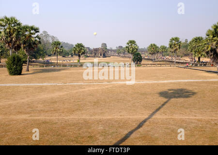 Vista dall Angkor Wat in Cambogia che guarda sulle tempie e turisti Foto Stock