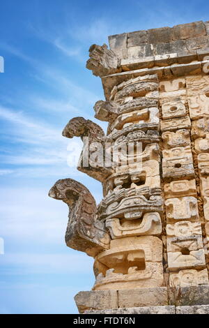 La scultura in pietra del tempio, le antiche rovine Maya, Convento del quadrangolo, Yucatan, Messico Foto Stock