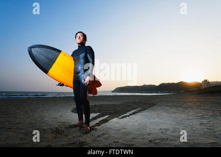 Surfista giapponese ritratto sulla spiaggia Foto Stock