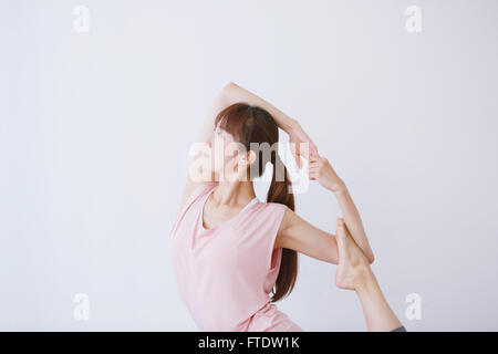 Giovane donna giapponese a praticare yoga Foto Stock