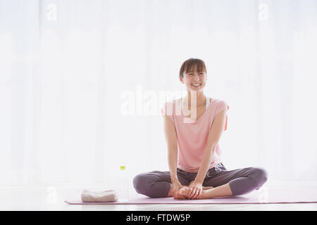 Giovane donna giapponese a praticare yoga Foto Stock