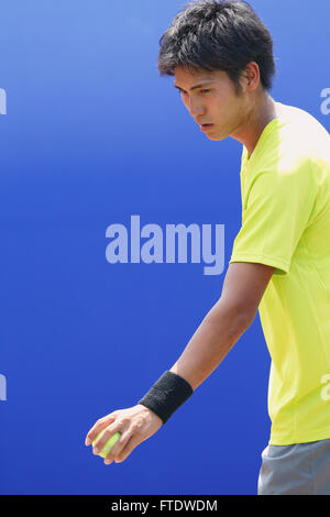 Un giovane giapponese giocatore di tennis in azione Foto Stock