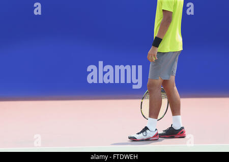 Un giovane giapponese giocatore di tennis in azione Foto Stock