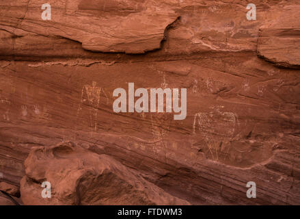 Native American incisioni rupestri in Monument Valley. Foto Stock