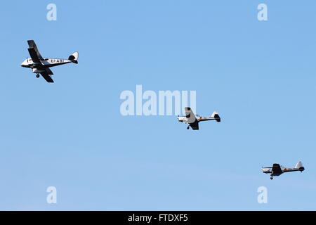 EI-HFC (170), EI-HFA (168) e EI-ABI 'Iolar' dell'Irlandese volo storico, visualizzazione all'Airshow scozzese nel 2015 Foto Stock