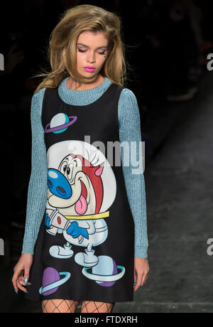 La città di New York, Stati Uniti d'America - 15 Febbraio 2016: Stella Maxwell passeggiate la pista di Jeremy Scott visualizza durante la NYFW F/W 2016 Foto Stock