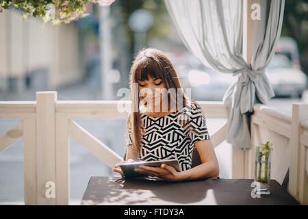 ragazza con il telefono Foto Stock