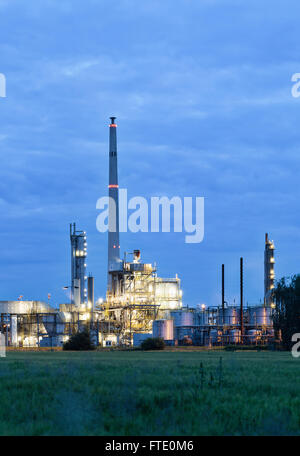 Vista illuminata sul funzionamento impianto chimico nel crepuscolo Foto Stock